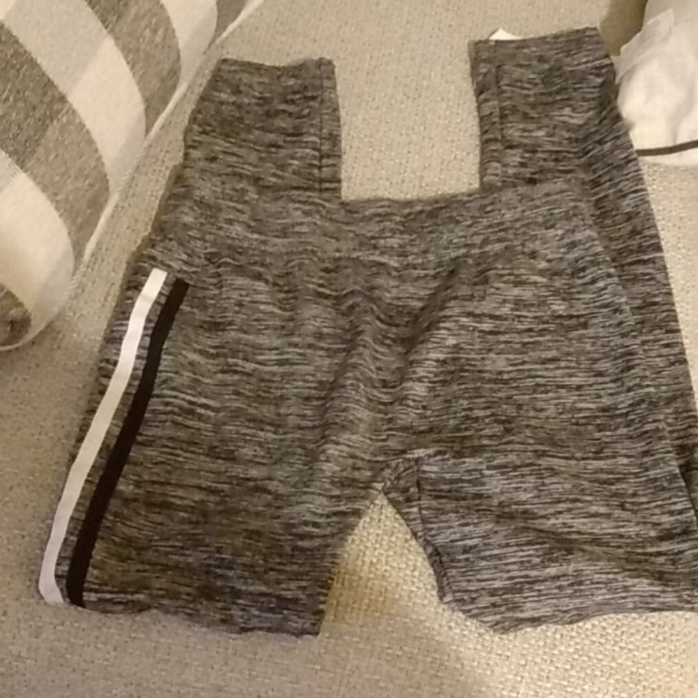 Legging s/m black and white striped down the side.
